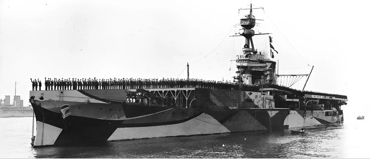 Khi được biên chế vào tháng 7 năm 1917, thiết giáp tuần dương hạm hạng nhẹ HMS Furious đã được cải biến thành một tàu sân bay lai, với một phần sàn cất cánh phía trước. Đến tháng 12 năm 1917, nó được cải tạo thành một tàu sân bay hoàn chỉnh, và tái gia nhập Đại Hạm đội vào tháng 3 năm 1918. Tháng 7 cùng năm, các máy bay Sopwith Camel được phóng từ Furious đã tấn công các nhà chứa khinh khí cầu Zeppelin của Đức tại Tondern (nay là Tønder).