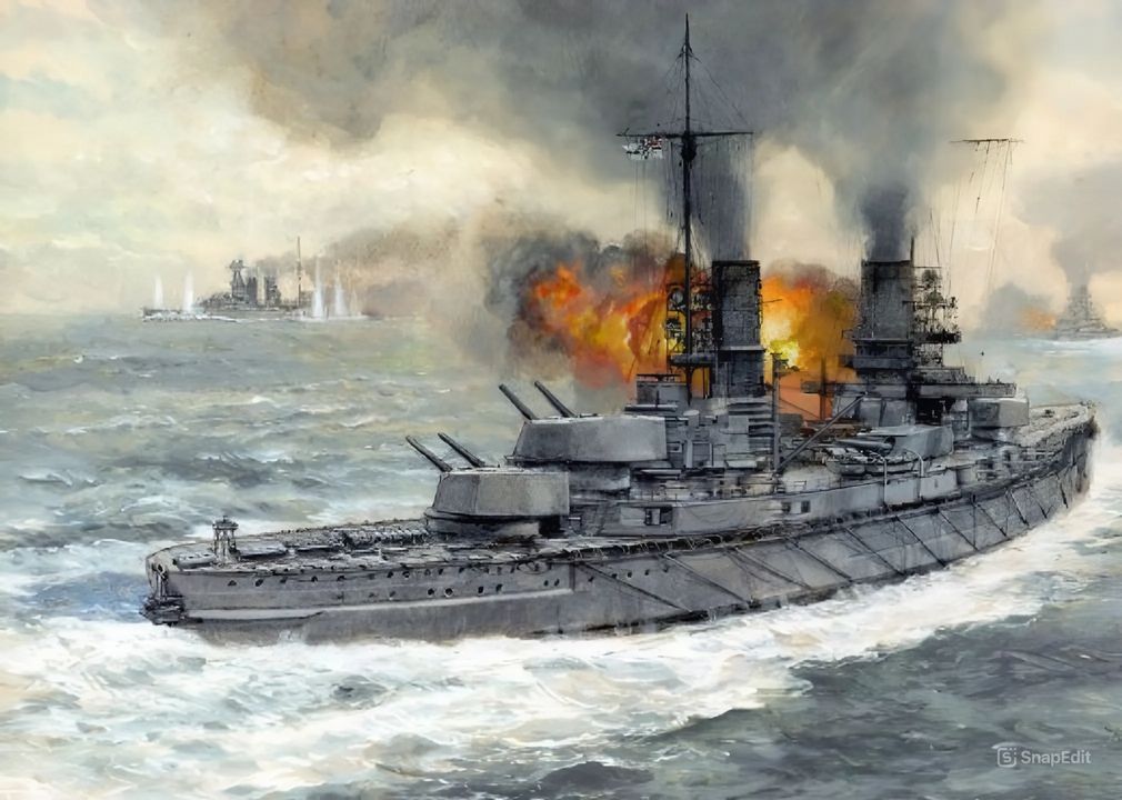 SMS Kaiser và đằng trước Kaiser là SMS Kronprinz đang bắn loạt pháo toàn bộ vào Warspite (bên trái) . Trong khoảng thời gian từ 18 giờ 20 phút đến 18 giờ 45 phút, với ít nhất năm thiết giáp hạm Đức khai hỏa – và vào một thời điểm có tới bảy chiếc cùng tham chiến – HMS Warspite đã trúng tới 20 phát đạn nhiều loại, trong đó có chín phát đạn cỡ nòng lớn. Con tàu chịu nhiều thiệt hại nghiêm trọng, bao gồm cả các lỗ thủng dưới mực nước khiến nước tràn vào và tốc độ giảm xuống còn 16 hải lý một giờ. Do đó, tư lệnh Hải đội thiết giáp hạm V đã ra lệnh cho Warspite rút lui, vì con tàu đã hư hại quá mức để tiếp tục tham chiến. Khi các thiết giáp hạm Đức có đủ tầm nhìn để khai hỏa, hỏa lực của họ rất chính xác và có khả năng loại đối phương khỏi vòng chiến đấu. (Paul Wright)