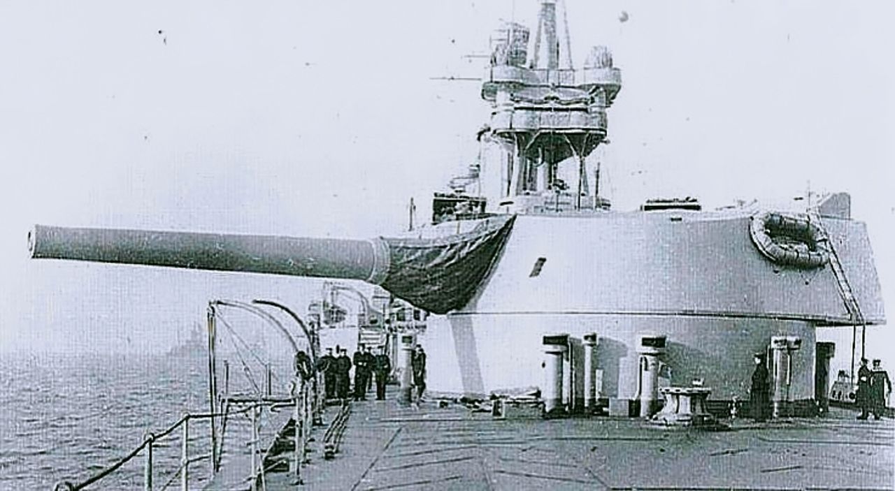 Pháo 18 inch được dự kiến trang bị cho lớp “siêu thiết giáp hạm” N3 của Anh không phải là loại đầu tiên thuộc cỡ nòng này trong biên chế Hải quân Hoàng gia. Hình ảnh này cho thấy tháp pháo phía sau của tàu thiết giáp tuần dương hạm HMS Furious, được hoàn tất vào năm 1917, vốn trang bị một khẩu pháo 18 inch (45,7cm) Mark I dài 40 caliber – khẩu pháo lớn nhất từng được gắn trên một tàu chiến cho đến khi thiết giáp hạm Nhật Bản Yamato hoàn tất vào năm 1941.