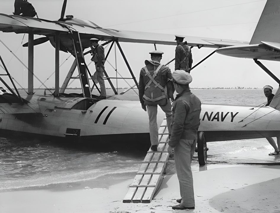 Nhiều phi công ném bom tuần tra được huấn luyện trước khi chiến tranh Thái Bình Dương bùng nổ đã học bay trên các thuyền bay cũ của Hải quân Mỹ trước khi chuyển sang PBY Catalina. Trong ảnh, học viên tại Căn cứ Hải quân Pensacola đang lên một chiếc P2Y trước khi thực hiện chuyến bay huấn luyện vào tháng 4 năm 1940. (80G-464611, RG80, NARA)