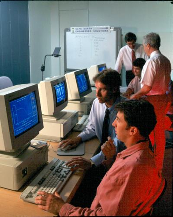 <i>Các nhà nghiên cứu sử dụng máy tính phục vụ công việc 
- Ảnh: Ben Steer &amp; Ellyse McCallum (sutori.com)</i>