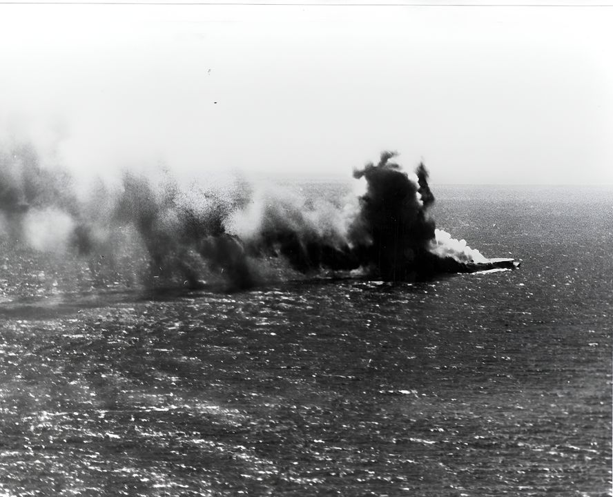 Tàu sân bay hạng nhẹ Shōhō bị tấn công bởi một đợt không kích gồm 93 máy bay từ các tàu sân bay Lexington và Yorktown và bị phá hủy bởi ít nhất 7 quả ngư lôi cùng tới 13 quả bom. Đây là hình ảnh Shōhō bốc cháy dữ dội trong lúc bị tấn công. Bức ảnh được chụp từ máy bay ném ngư lôi của USS Yorktown. (NHHC)