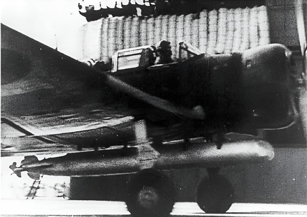 Máy bay cường kích tàu sân bay Type 97 là sát thủ tàu chiến đáng gờm nhờ vào vũ khí chính là ngư lôi phóng từ trên không Type 91. Loại ngư lôi này có đầu đạn nặng 529 lb (240 kg) và tốc độ tối đa 42 hải lý/giờ.