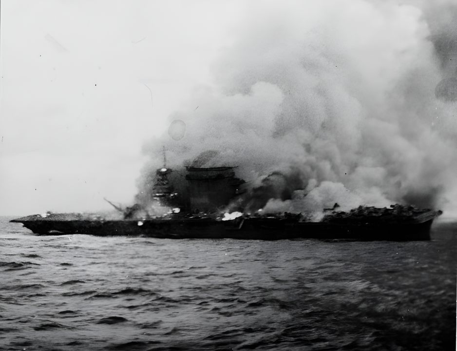 Sau vụ nổ trên, con tàu giờ đây bốc cháy và không sửa chữa được nữa. Lexington sau đó bị đánh đắm bằng ngư lôi của tàu khu trục và cuối cùng chìm lúc 19 giờ 52 phút. (NHHC)