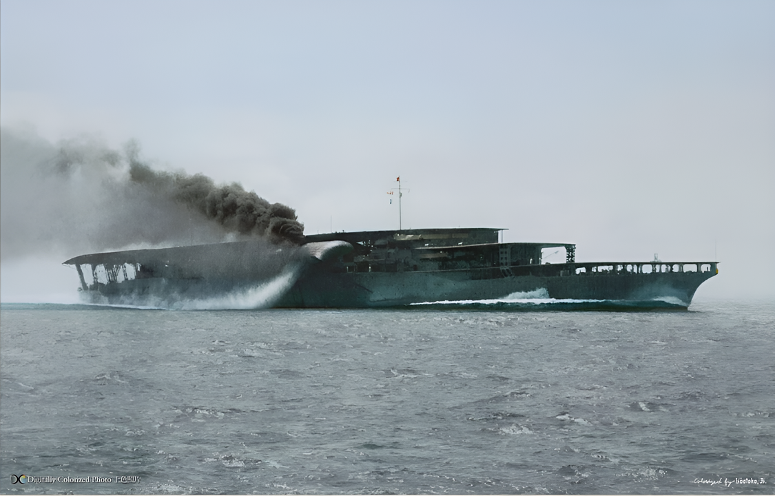 Tàu sân bay Nhật Bản Akagi, trong ảnh chụp không lâu sau khi được đưa vào hoạt động vào đầu năm 1927. Tàu từng thuộc lớp siêu thiết giáp hạm Akagi, mang đầy đủ pháo hạng hai theo thiết kế ban đầu, nhưng không được trang bị dàn pháo chính cỡ 16 inch. Thay vào đó, sức mạnh tấn công chủ lực của cô giờ nằm ở lực lượng máy bay. Sàn bay của Akagi được thiết kế theo kiểu giật cấp, với hai boong cất cánh nhỏ ở mũi tàu nằm ngang mức với boong chứa máy bay, trong khi boong trên cùng chủ yếu dùng để hạ cánh. Vào cuối thập niên 1930, Akagi được cải tạo và trang bị một boong cất - hạ cánh liên tục kiểu truyền thống.