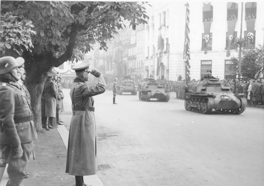 <i>Đại tá Đức von Brauchitsch giám sát cuộc diễu binh kỉ niệm việc sáp nhập Sudetenland vào Đức.</i>