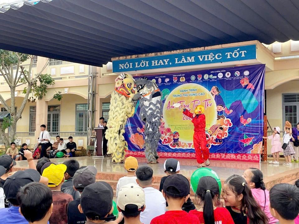 Múa lân tại sân khấu 