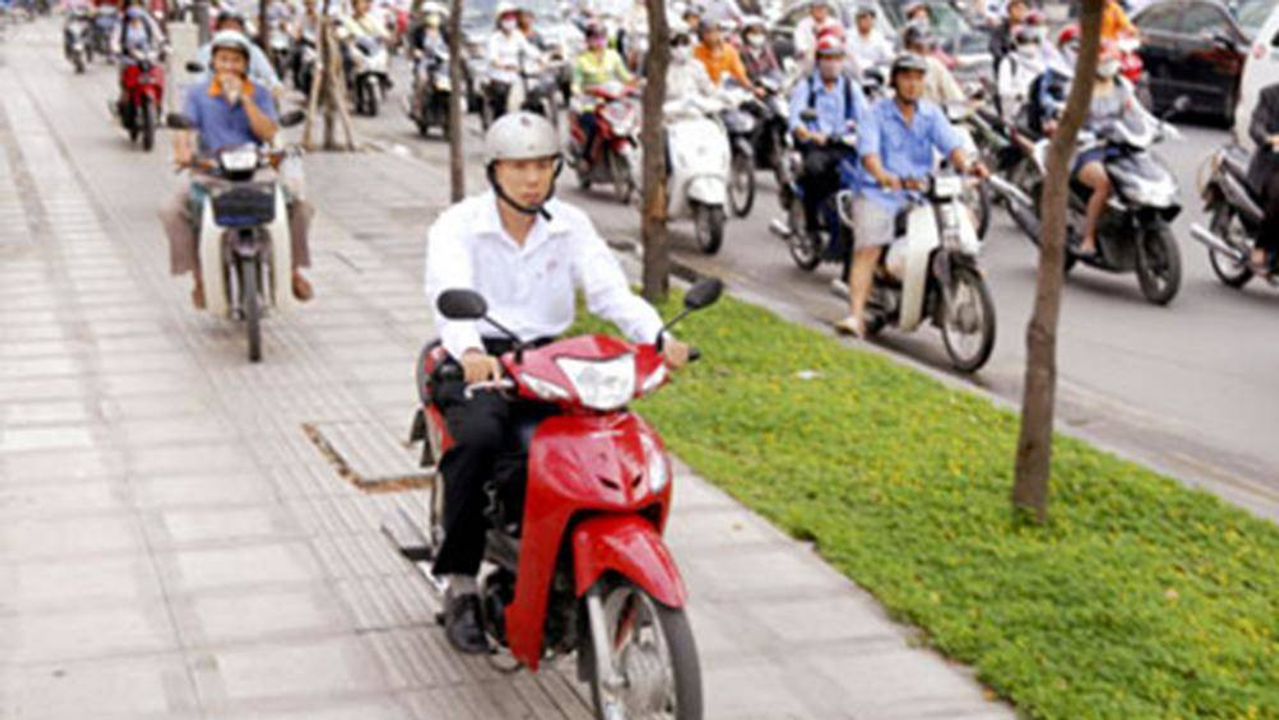 Lạn lách trên vỉa hè như những cơn sóng