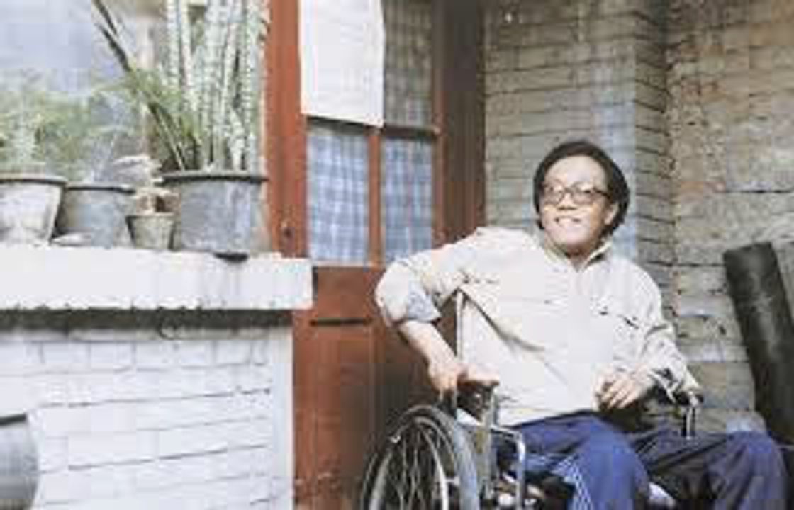 Hình ảnh tác giả Sử Thiết Sinh ngồi xe lăn