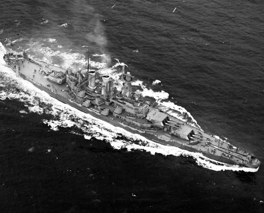 Tàu North Carolina, được chụp vào tháng 4 năm 1942. Lớp thiết giáp hạm hiện đại đầu tiên của Hải quân Mỹ được trang bị ba tháp pháo ba nòng 16 inch/45 và mười pháo đôi 5 inch/38.