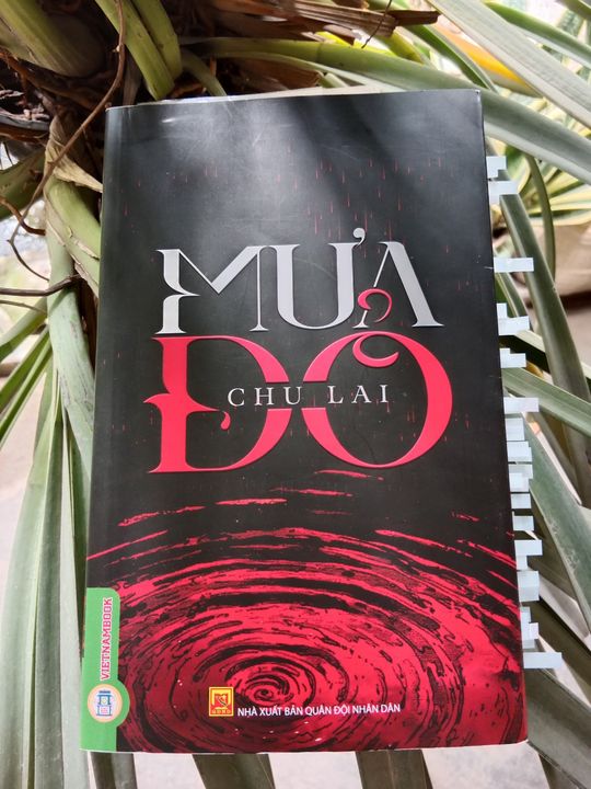 Sách "Mưa đỏ"