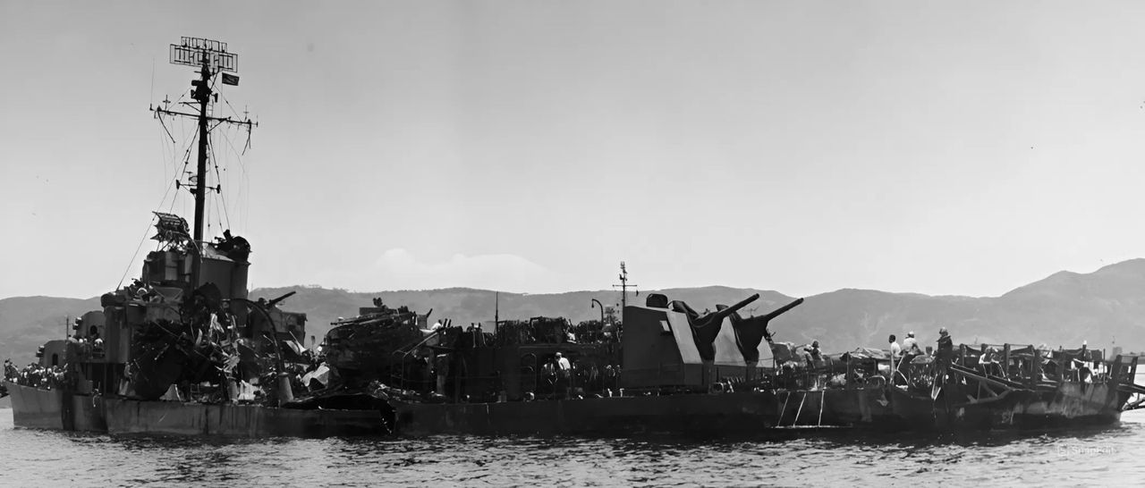 USS Aaron Ward (DM-34) được đóng theo thiết kế tàu khu trục lớp Allen M. Sumner và được cải tạo thành tàu rải thủy lôi trước khi đưa vào hoạt động. Con tàu đã hứng chịu một đợt tấn công kamikaze dữ dội tại RP 10 vào ngày 3 tháng 5 năm 1945, bức ảnh này cho thấy những thiệt hại ở phần đuôi của Aaron Ward sau khi nó chịu năm cú đánh hoặc vụ nổ kamikaze gần trúng. Con tàu cuối cùng bị tuyên bố là hư hỏng hoàn toàn và không thể khắc phục được nữa. (NHHC)