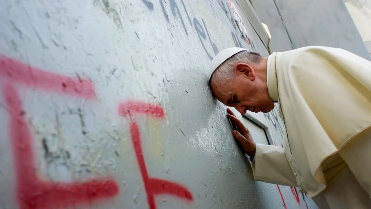 Giáo hoàng đến thăm Bức tường Than Khóc ở Jerusalem, một trong những địa điểm thiêng liêng nhất của người Do Thái. Ông kêu gọi người dân trên khắp thế giới, bất kể tôn giáo, thấu hiểu cho nỗi khổ đau của nhau.
