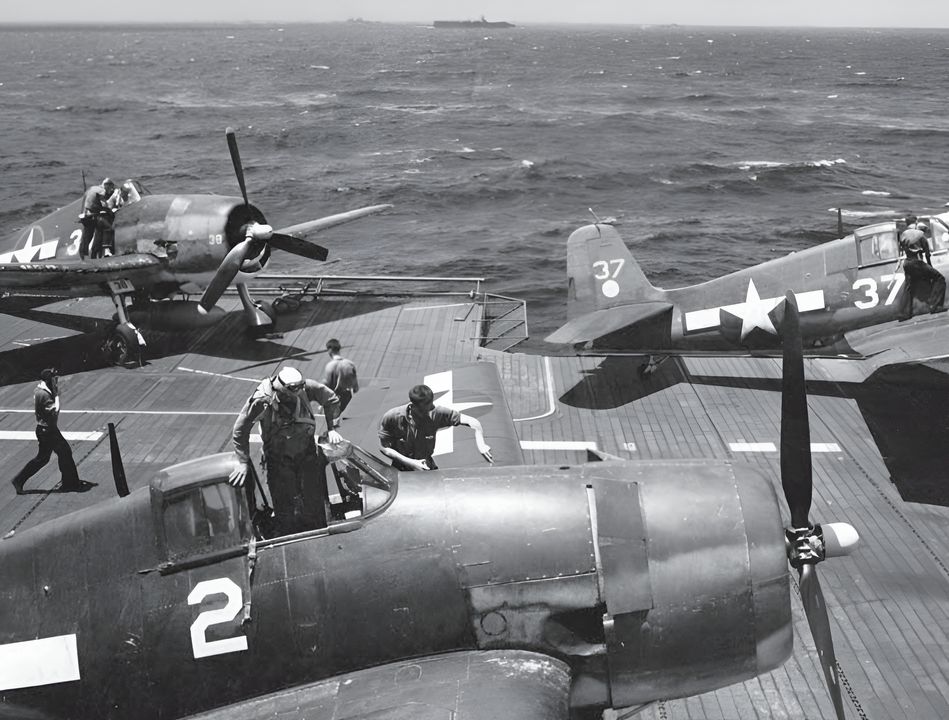 Các phi công hải quân thuộc phi đội tiêm kích VF-2 lên những chiếc F6F-3 của họ trên sàn bay của tàu sân bay Hornet vào buổi sáng ngày 19 tháng 6 năm 1944 – một ngày sau này sẽ được biết đến với tên gọi “Cuộc thảm sát gà tây Mariana”. Phi đội tiêm kích 2 tuyên bố bắn hạ 51 máy bay trong ngày hôm đó, xếp thứ hai sau VF-15 “Satan’s Playmates” trên tàu Essex, đơn vị đã lập kỷ lục tuyệt đối của Mỹ với 68 chiến thắng trên không trong một ngày. Tổng cộng, 15 phi đội tiêm kích thuộc TF 58 đã tham chiến với Không lực Hải quân Đế quốc Nhật Bản (IJNAF) trong ngày 19 tháng 6, và tuyên bố bắn rơi 330 máy bay đối phương. (NHHC)
