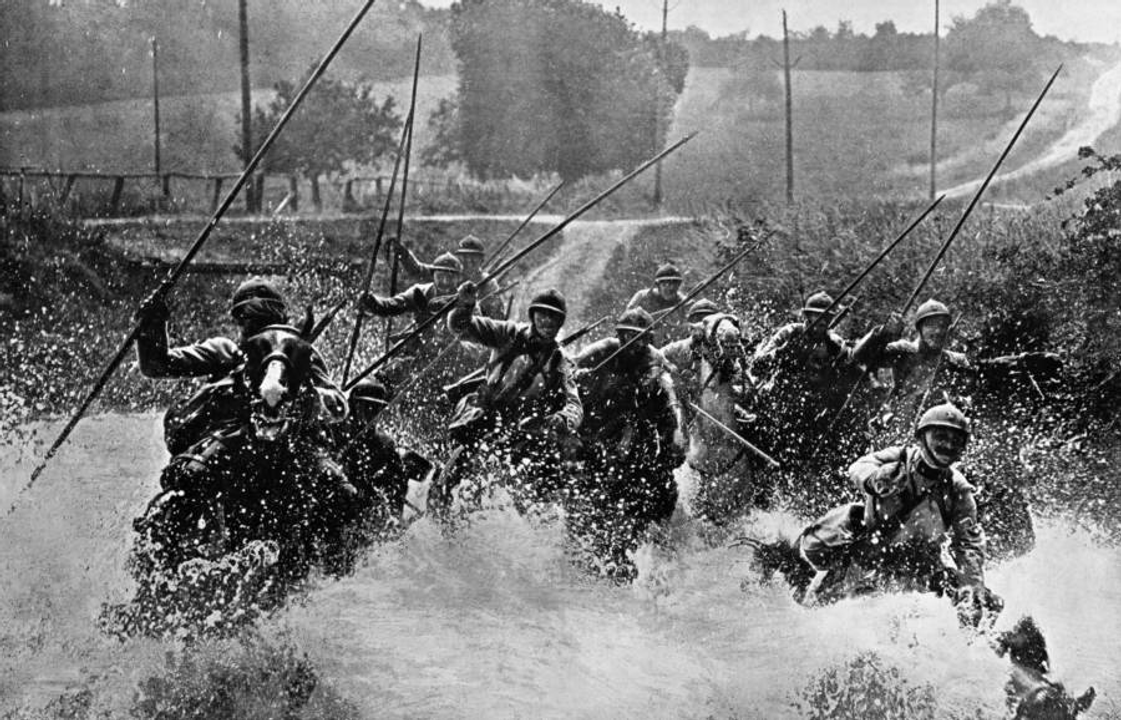 Kỵ binh Pháp vượt suối sâu trên mặt trận