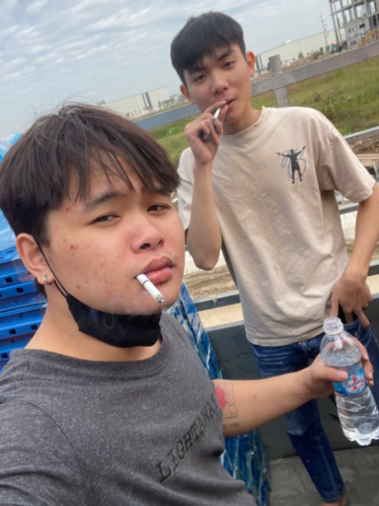 Tôi và thằng Phong trên xe tải bốc hàng từ container. Bốc vác vật liệu xây dựng.