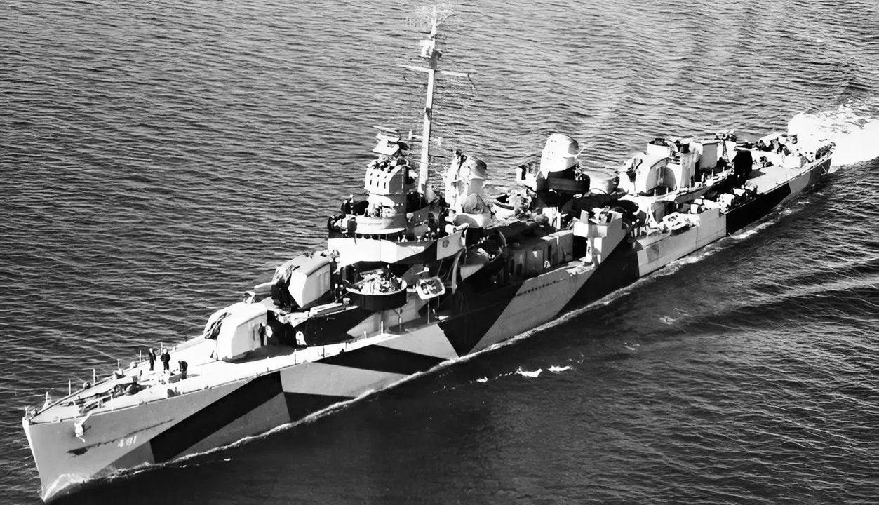 Đây là tàu khu trục lớp Fletcher USS Leutze (DD-481) được chụp vào tháng 4 năm 1944. Con tàu mang sơ đồ ngụy trang Measure 31, Design 16D. Chú ý năm khẩu pháo đơn 5 inch và dàn pháo 40mm giữa chiến tranh gồm năm tháp pháo đôi. Leutze đã hứng chịu một cuộc tấn công kamikaze vào ngày 6 tháng 4 năm 1945, gây ra hư hại nghiêm trọng dưới nước khiến tàu bị tuyên bố là tổn thất toàn bộ về mặt cấu trúc. (NARA)