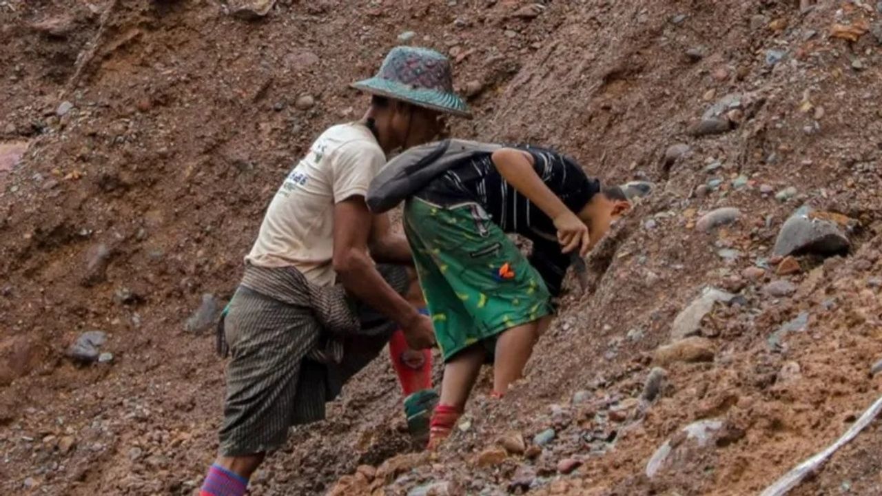 Trẻ em đang làm việc trên những vách đá mỏng manh.