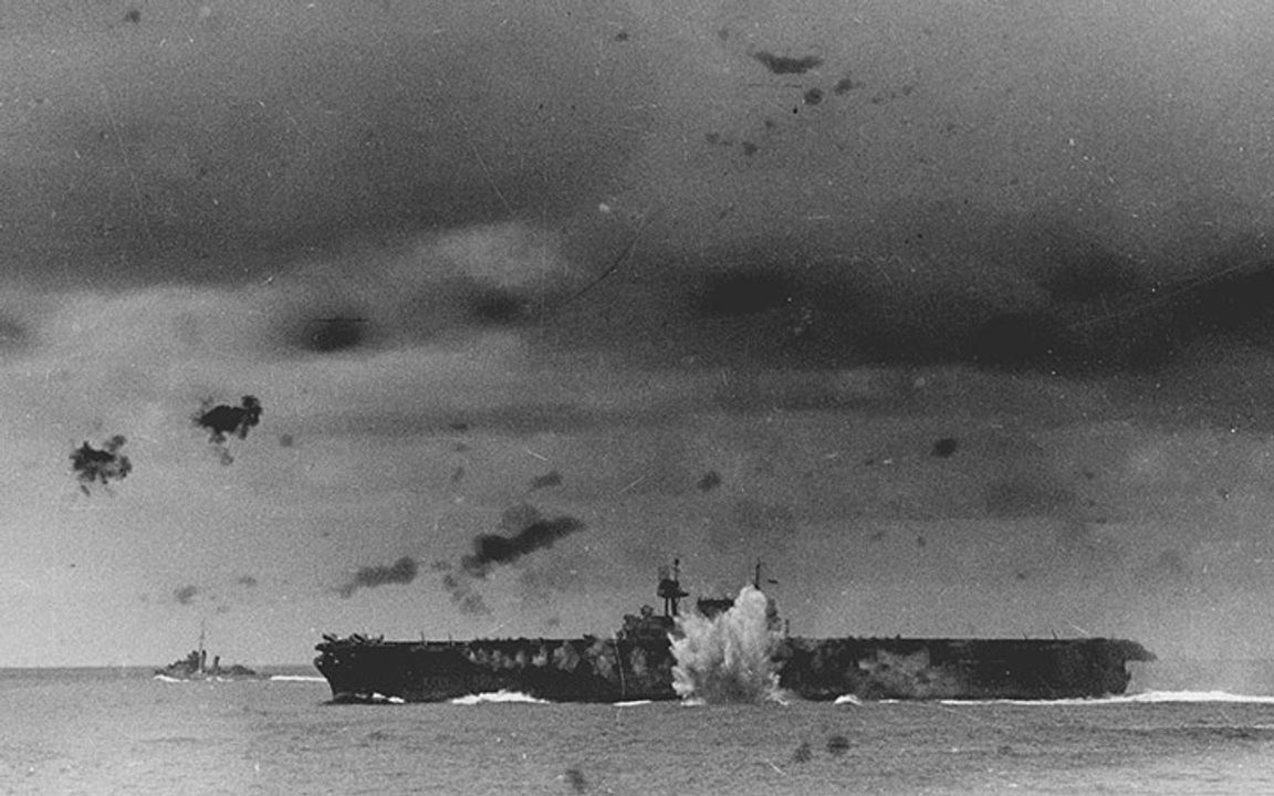 Sau khi đánh trúng tàu Hornet trong đợt đầu tiên, đợt tấn công thứ hai của Hải quân Đế quốc Nhật Bản có cơ hội gây một đòn chí mạng khi làm tàu Enterprise mất khả năng hoạt động. Tuy nhiên, phi hành đoàn tham gia không thể tái hiện mức độ phối hợp cao giữa máy bay ném bom lặn và máy bay ném ngư lôi như đã thấy trong cuộc tấn công vào Hornet. Mười chín chiếc D3A1 từ tàu Shokaku tấn công đầu tiên qua làn đạn phòng không dày đặc, điều này khiến họ chỉ ghi được hai lần trúng đích và một quả bom gần trúng gây thiệt hại. Quả bom phát nổ ở phía mạn trái của tàu Enterprise trong bức ảnh này không gây ra thiệt hại nào. (NHHC)