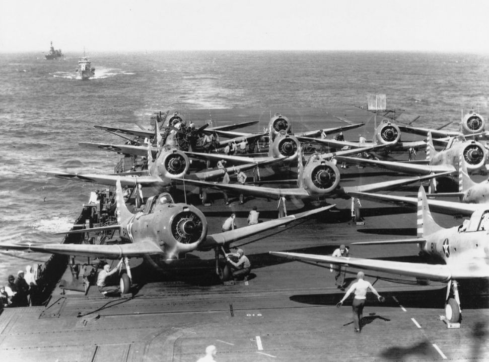 Douglas SBD-3 Dauntless là máy bay ném bom bổ nhào tiêu chuẩn của Mỹ vào đầu Chiến tranh Thái Bình Dương và vẫn giữ vị trí này đến hết năm 1943. Đây cũng là loại máy bay phổ biến nhất trên tàu sân bay Mỹ, vì nó trang bị cho hai trong số bốn phi đội của không đoàn. Do các vấn đề với máy bay ném ngư lôi Devastator, Dauntless trở thành sức mạnh tấn công chủ lực của tàu sân bay Mỹ trong năm 1942. (Naval History and Heritage Command)