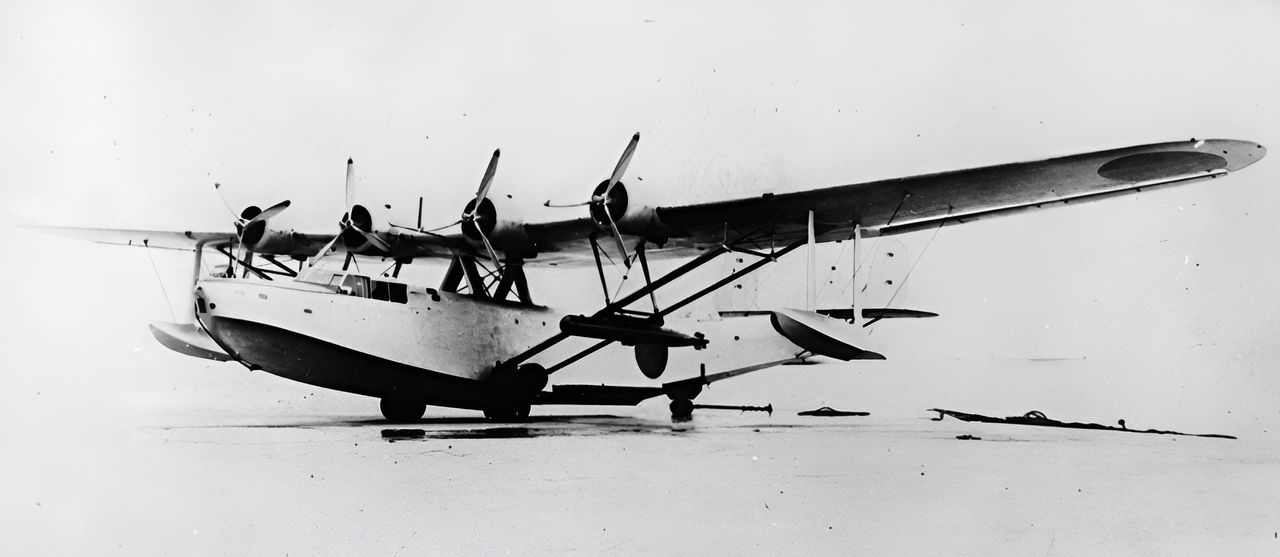 Mẫu thử nghiệm thuyền bay cỡ lớn 9-Shi, vốn là nguyên mẫu của dòng thuyền bay Type 97, sau này được đưa vào phục vụ với định danh H6K1. Chú ý ngư lôi hàng không nặng 1.764 lb gắn trên giá đỡ cánh trái – vị trí này cũng có thể mang ba hoặc sáu quả bom 132 lb. (2008-3-31_image_503_01, Bộ sưu tập Peter M. Bowers, MoF)